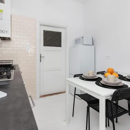 Slowackiego Family 3 Bedroom By The Park By Renters